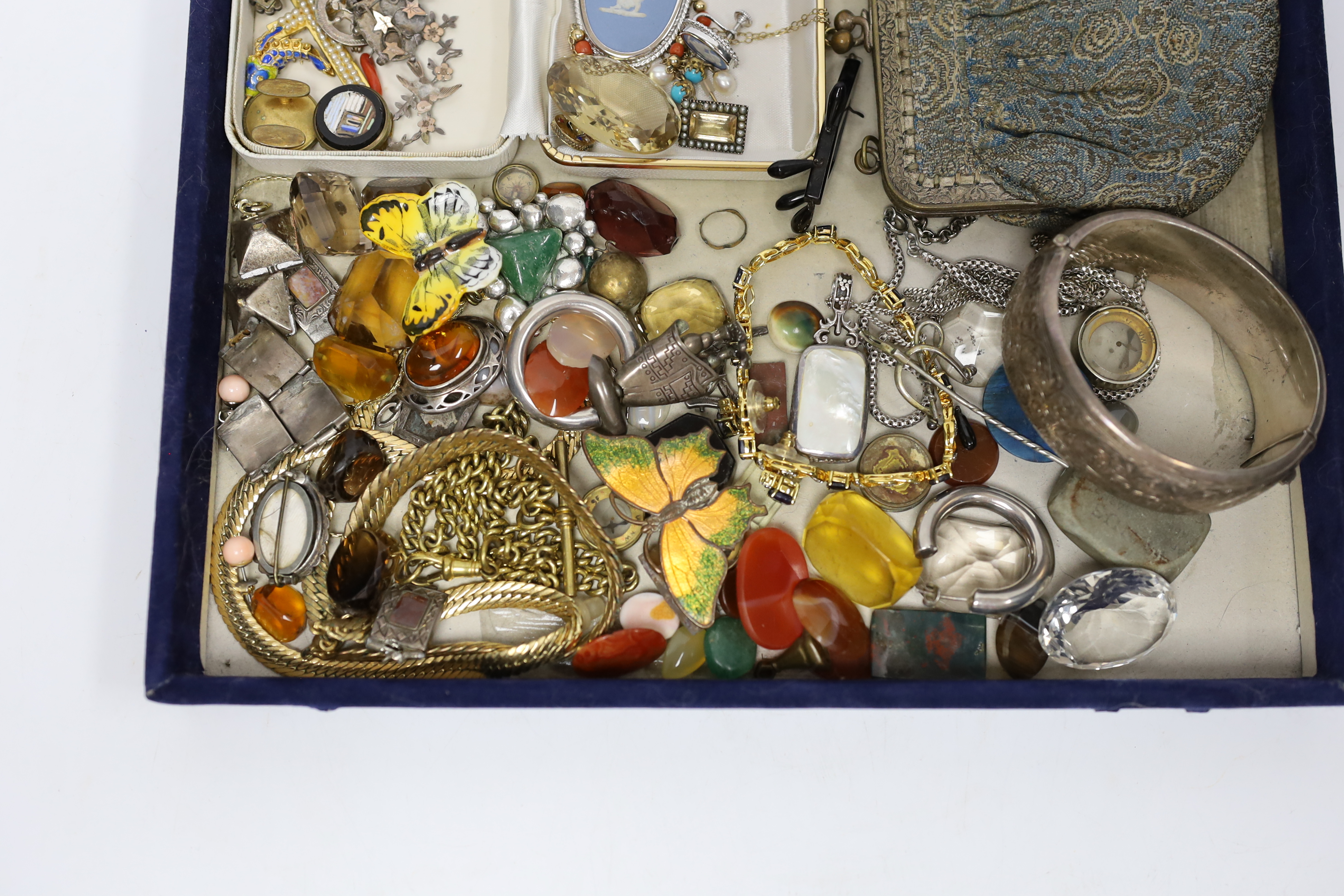 A group of assorted Victorian and late jewellery, including seed pearl and gem set small brooch, a Mizpah brooch, 1930's silver bangle, unmounted cut gemstones, coral bead and yellow metal necklace, etc.